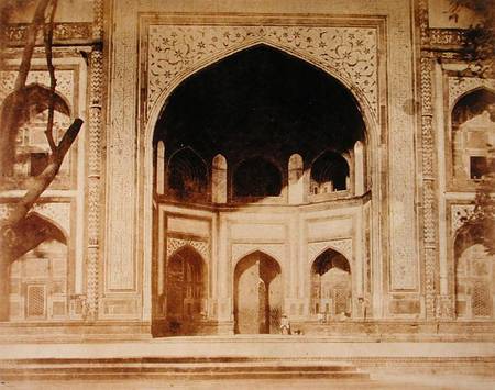 Outside the Taj Mahal, probably illustrated in 'Photographic Views in Agra and Its Vicinity' von John Murray