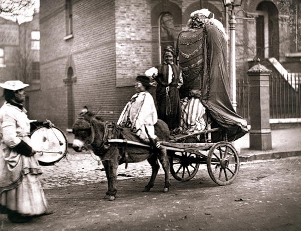 November Effigies, from ''Street Life in London'', 1877-78 (woodburytype)  von John Thomson