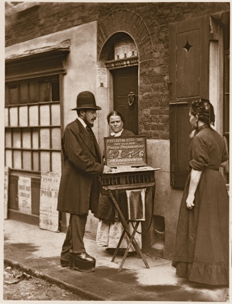 Street Doctor, 1876-77 (woodburytype)  von John Thomson