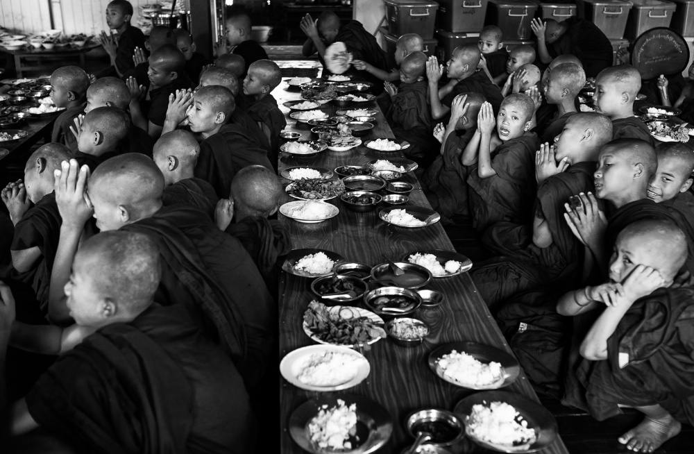 Beten vor dem Essen der Novizenmönche von John Yuk Kong Chung