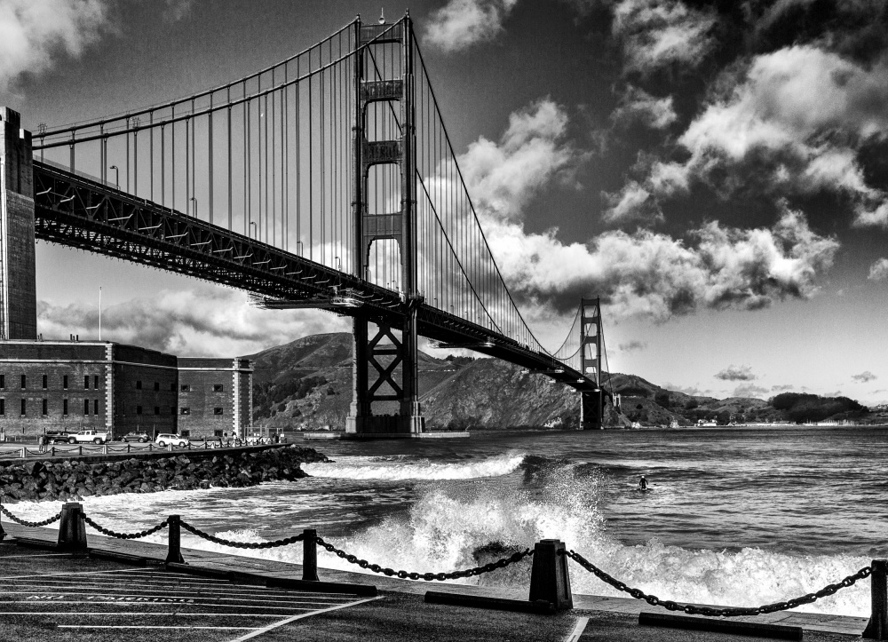 Surfen unter der Golden Gate Bridge von Jois Domont ( J.L.G.)