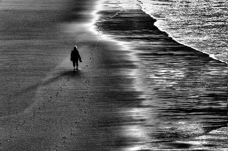 Zwischen Sand und Wasser,einsame Frau