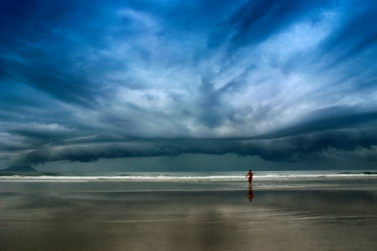 The storm surfer von Jose Eduardo F.