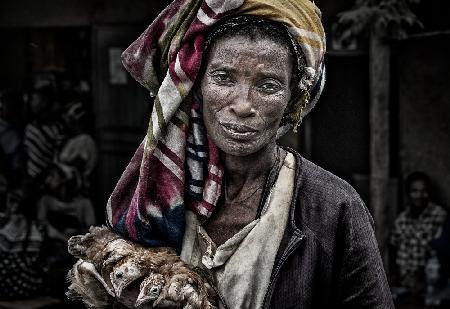 Äthiopische Frau mit Hühnern auf einem Markt