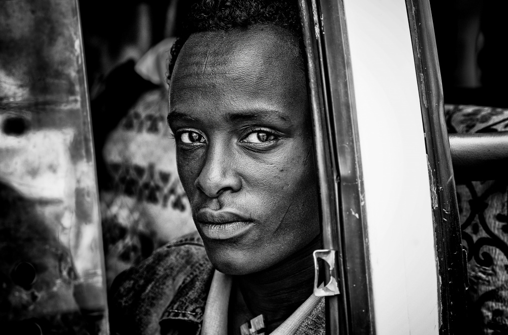 Äthiopischer Mann schaut durch das Busfenster von Joxe Inazio Kuesta Garmendia