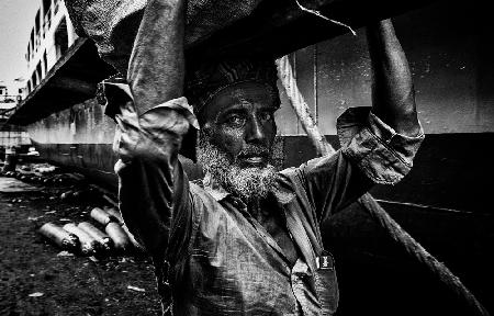Arbeiter einer Werft in Bangladesch.