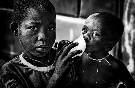 Den Durst seines Bruders mit einem gefrorenen Wasserbeutel löschen – Benin