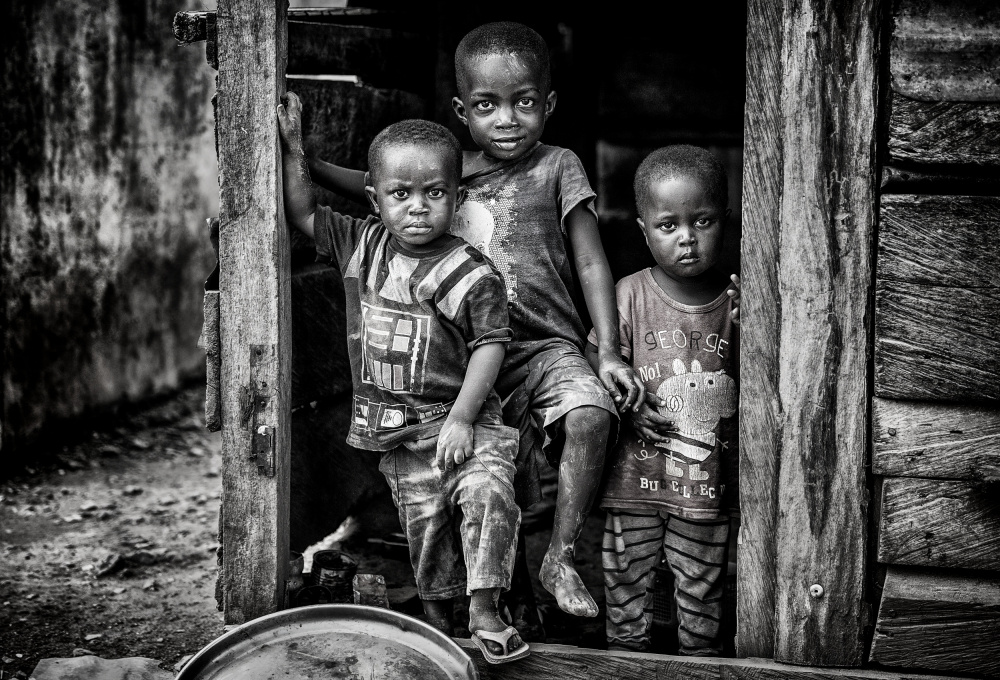 Drei Kinder verlassen ihr Zuhause – GhanaKinder in ihrem Zuhause – Benin von Joxe Inazio Kuesta Garmendia