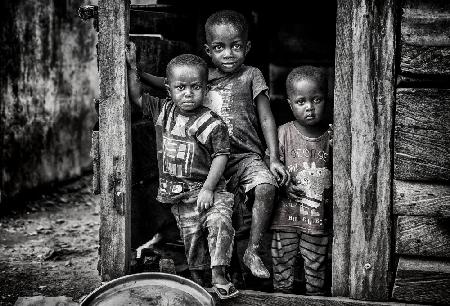 Drei Kinder verlassen ihr Zuhause – GhanaKinder in ihrem Zuhause – Benin