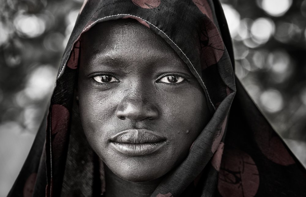 Frau aus dem Mundari-Stamm – Südsudan von Joxe Inazio Kuesta Garmendia