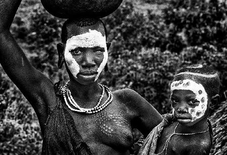Frau des Surma-Stammes und ihr Kind - Äthiopien