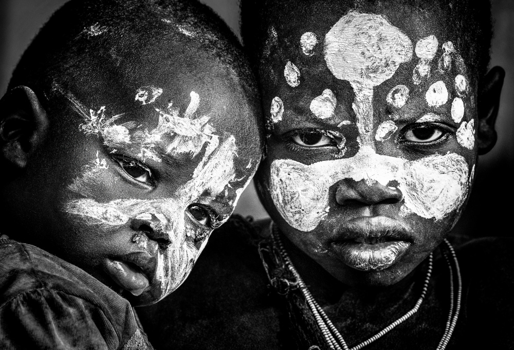 Geschwister des Surmi-Stammes – Äthiopien von Joxe Inazio Kuesta Garmendia