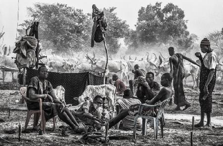 In einem Mundari-Rinderlager-X – Südsudan