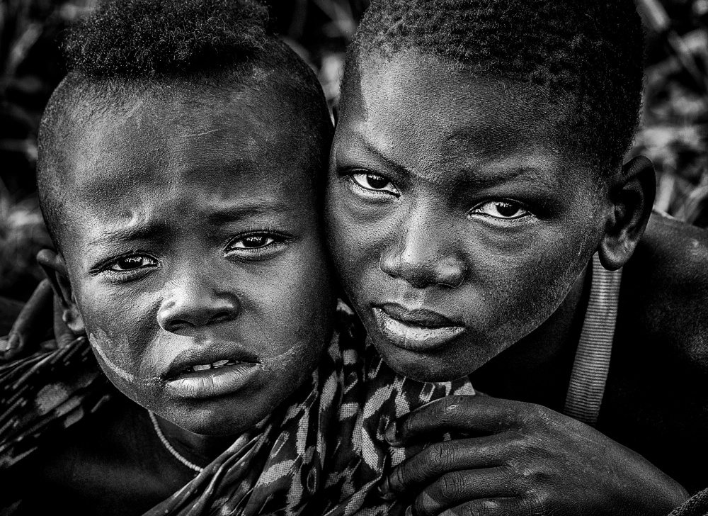 Kinder des Surmi-Stammes - Äthiopien von Joxe Inazio Kuesta Garmendia