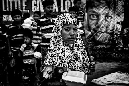 Lebensmittel in Kisten an Rohingya-Kinder verteilen: Geben Sie etwas. viel geben.