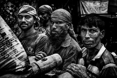 Männer arbeiten auf der Straße - Bangladesch