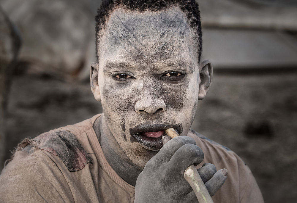 Mann des Mundari-Stammes – Südsudan von Joxe Inazio Kuesta Garmendia