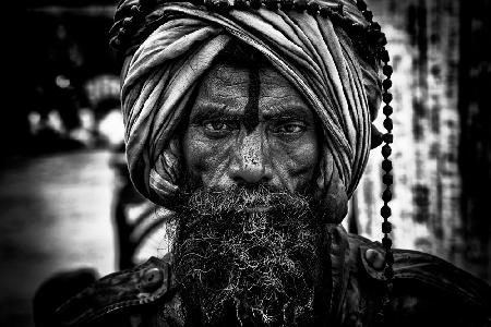 Mann in Kumbh Mela - Prayagraj-Indien