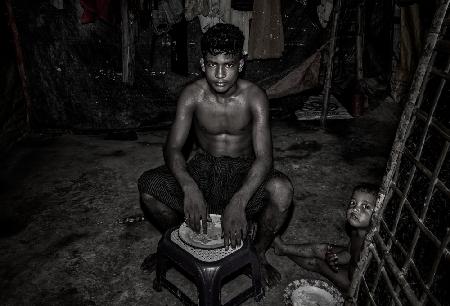 Mittagspause in einem Rohingya-Flüchtlingsheim.