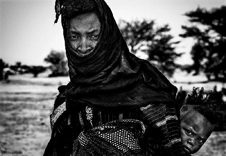 Mutter und ihr Kind beim Gerewol-Festival – Niger