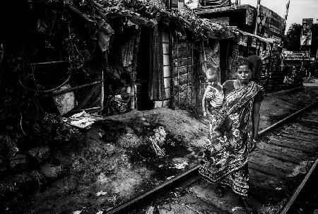 Mutter und Sohn auf einem Bahngleis - Bangladesch