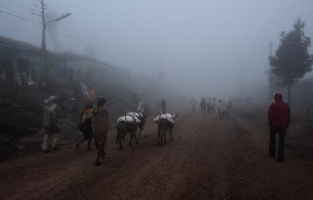 Nebel in einem Dorf im Hochland von Äthiopien.