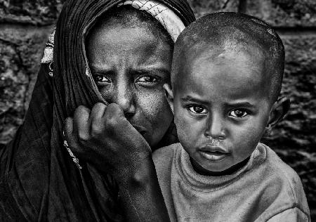 Obdachlose Frau und ihr Kind in den Straßen von Addis Abbaba