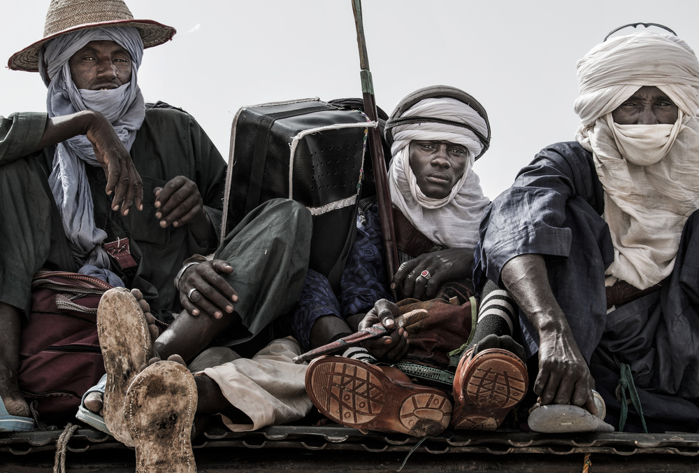Peul-Männer verlassen das Gerewol-Festival – Niger von Joxe Inazio Kuesta Garmendia
