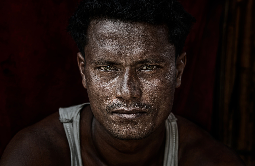 Porträt eines Rohingya-Flüchtlingsmannes – Bangladesch von Joxe Inazio Kuesta Garmendia