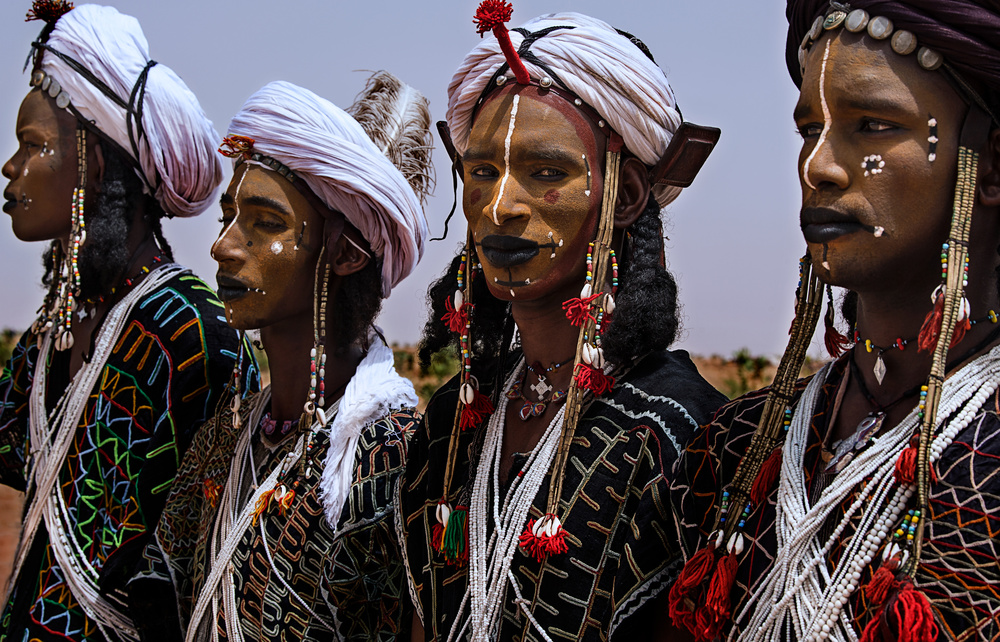 Posieren vor dem Tanz zum Gerewol-Festival – Niger von Joxe Inazio Kuesta Garmendia