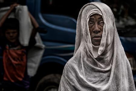 Rohingya-Frau auf den Straßen eines Flüchtlingslagers – Bangladesch