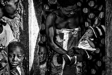 Stolz zeigt sie ihr neugeborenes Kind – Benin