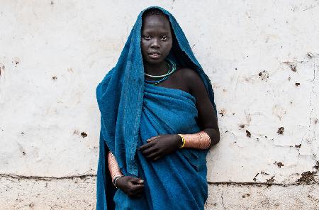 Surma-Stammfrau in einem blauen Kleid - Äthiopien