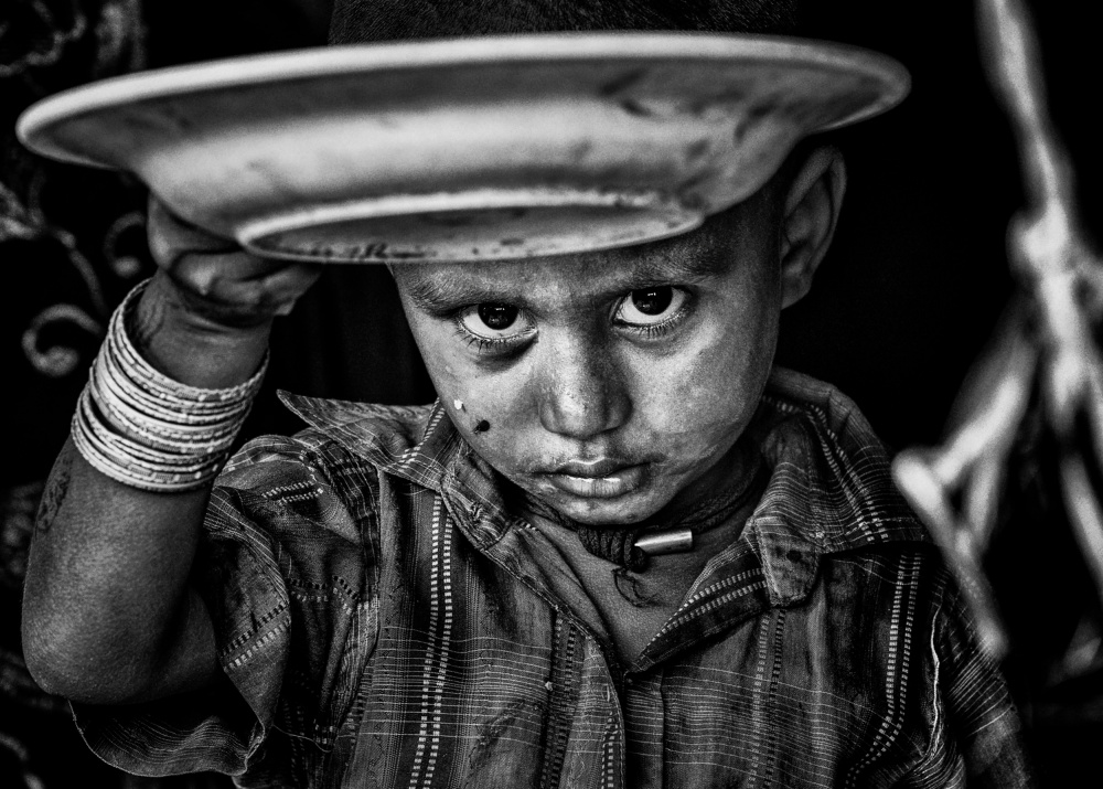 Trauriges Rohingya-Flüchtlingskind zeigt mir seinen leeren Teller mit Essen. von Joxe Inazio Kuesta Garmendia