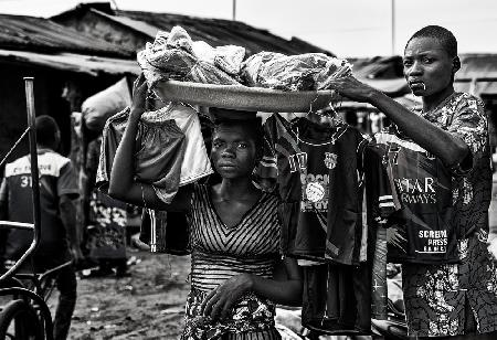 Verkauf von Waren auf einem Markt - Benin