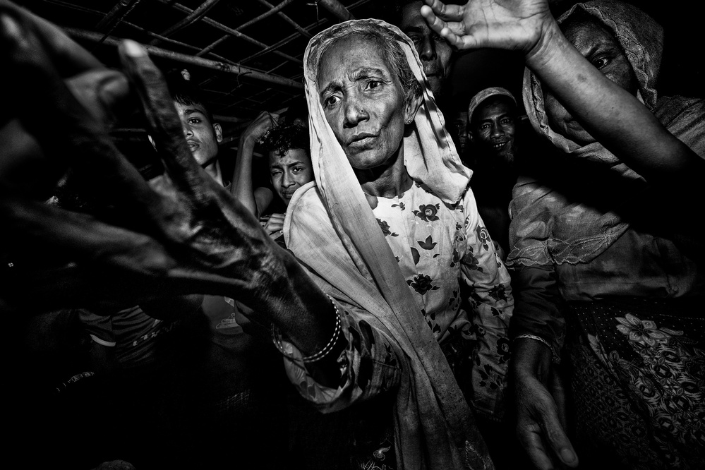 Verteilen von Kleidung und Geld unter den Rohingyas-VI von Joxe Inazio Kuesta Garmendia