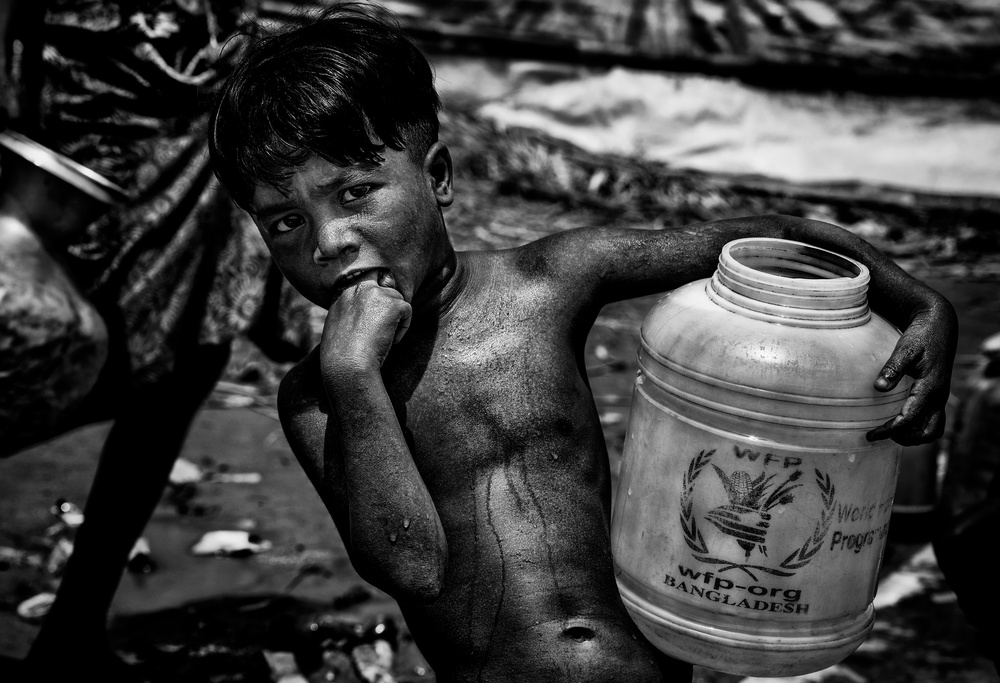 Wasserholen in einem Rohingya-Flüchtlingslager – Bangladesch von Joxe Inazio Kuesta Garmendia