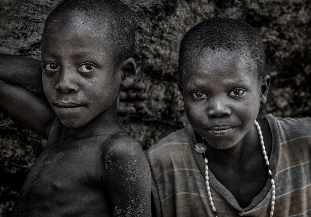 Zwei Jungen der ethnischen Gruppe Laarim im Südsudan von Joxe Inazio Kuesta Garmendia