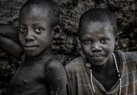 Zwei Jungen der ethnischen Gruppe Laarim im Südsudan