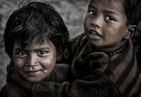 Zwei Kinder im Kumbh Mela -Prayagraj - Indien