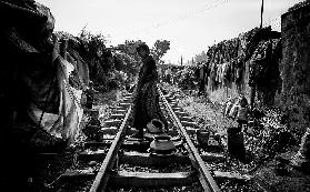 Eine Szene des Lebens auf den Bahngleisen - Bangladesch