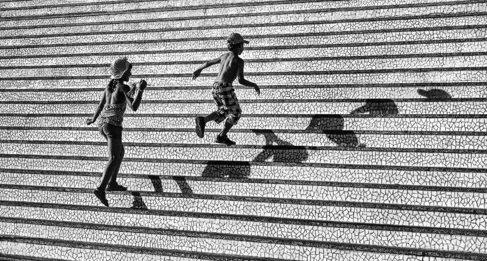 Auf der Treppe . von Juan Luis Duran