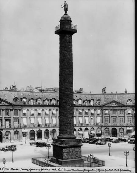 Place Vendome (1685-1708) with the Column built by Denon, Gondouin and Lepere in 1806-10 photographi von Jules Hardouin Mansart