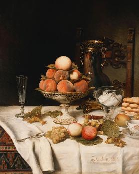 Pfirsiche in einer Obstschale, Trauben, Äpfel, Haselnüsse und Gebäck auf einem gedeckten Tisch 1883