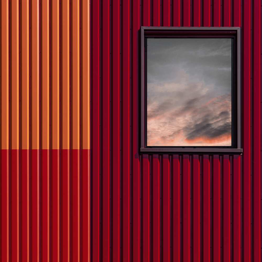 Red with a touch of sky von Luc Vangindertael (laGrange)