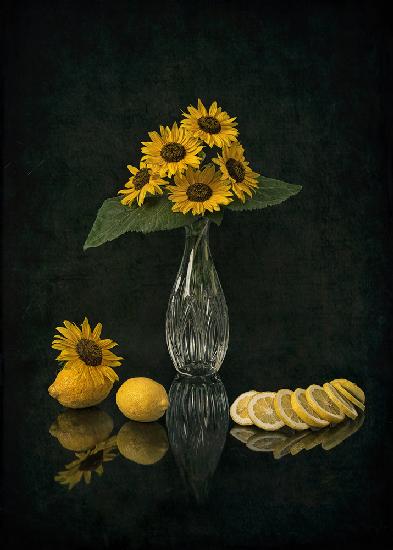 Sonnenblumen und Zitronen