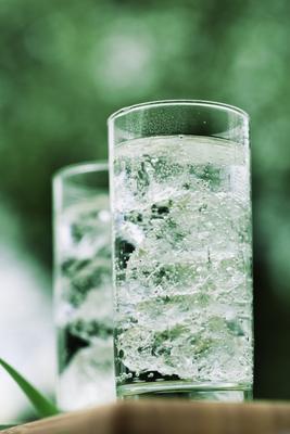 Mineralwasser mit Eiswürfeln von Maja Schon