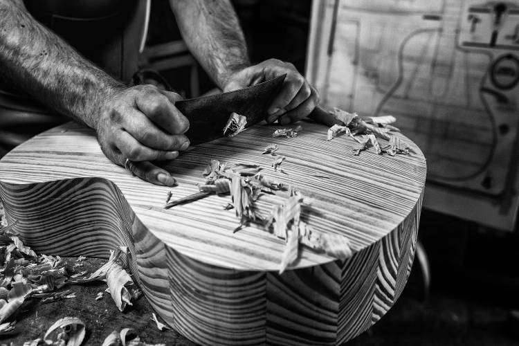 Le Luthier von Manu Allicot