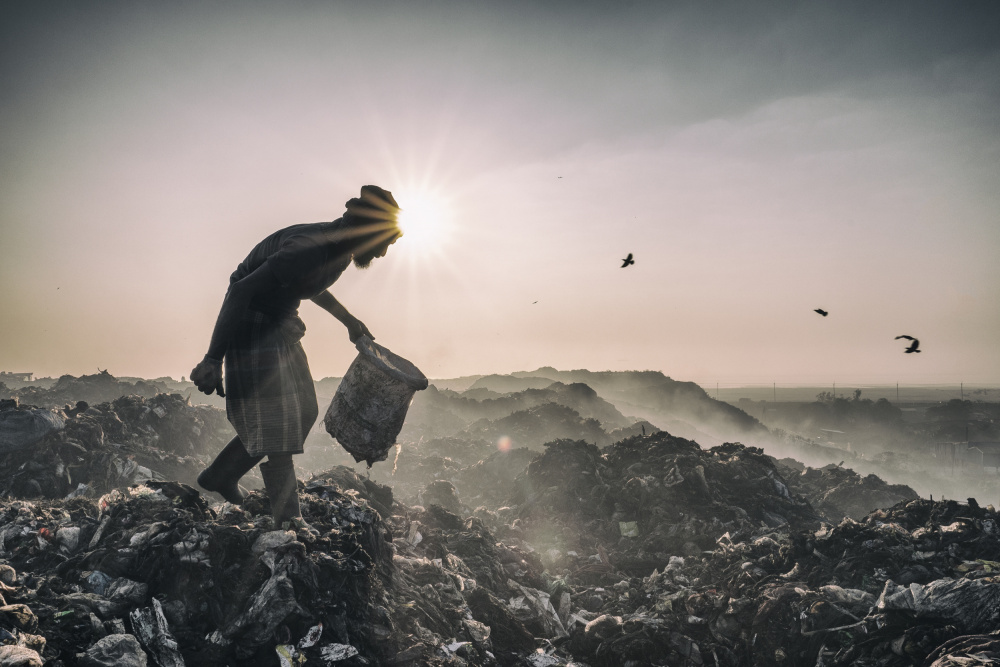 Arbeiter auf der Mülldeponie von Marcel Rebro