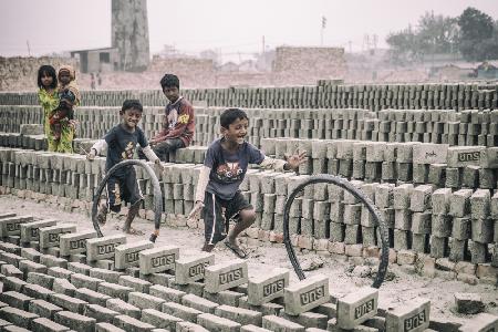 Kinderspiele in der Ziegelei in Dhaka